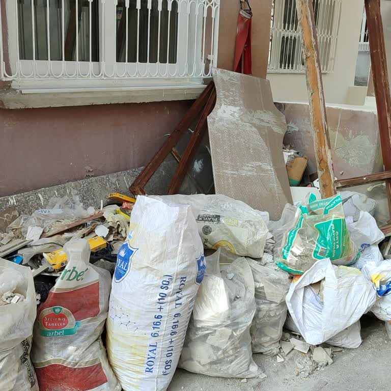 Bir Aydır Alınmayan Molozlar Mahallede Sorun Yaratıyor