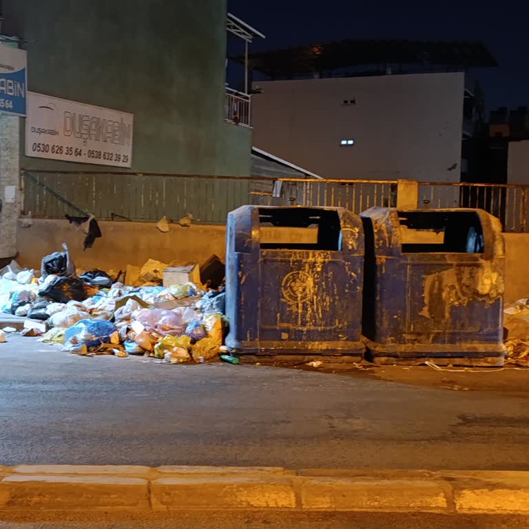 Buca Sokaklarında Yaz Sıcağında Dayanılmaz Çöp Kokusu Ve Yetersiz Temizlik