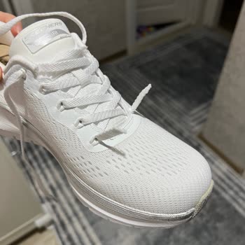 Ayakkabı Bağcığı Kesildi, İki Mağaza Da Çözüm Sunmuyor Destek Alamıyorum