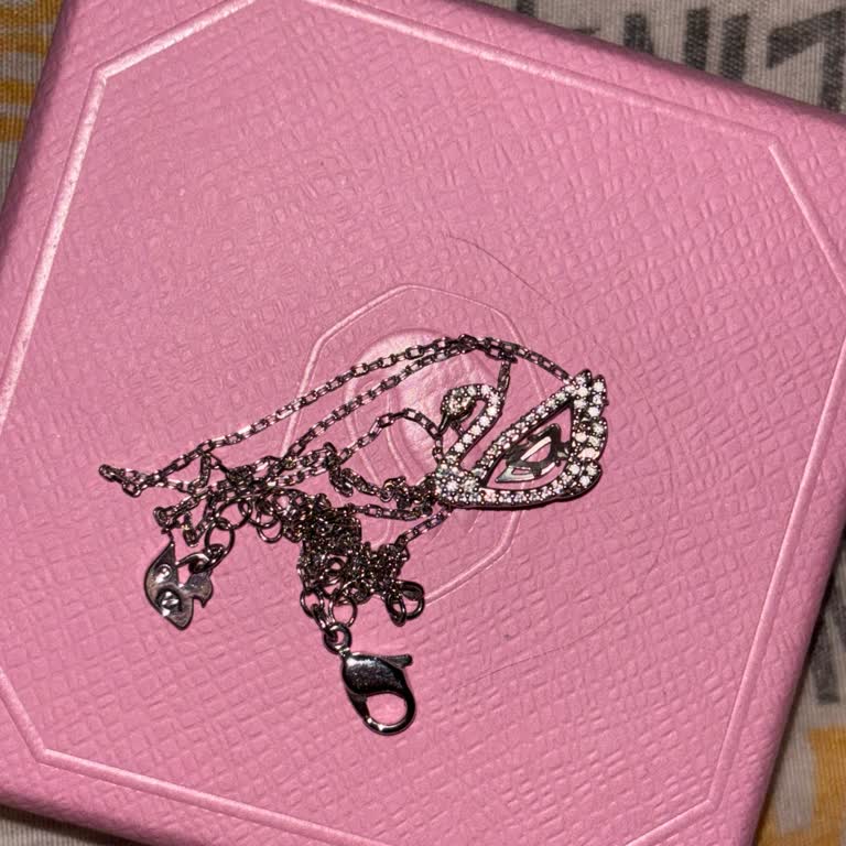 Swarovski Online Hediye Kolyemde Taş Düştü Çözüm Yerine Para İadesi Önerildi