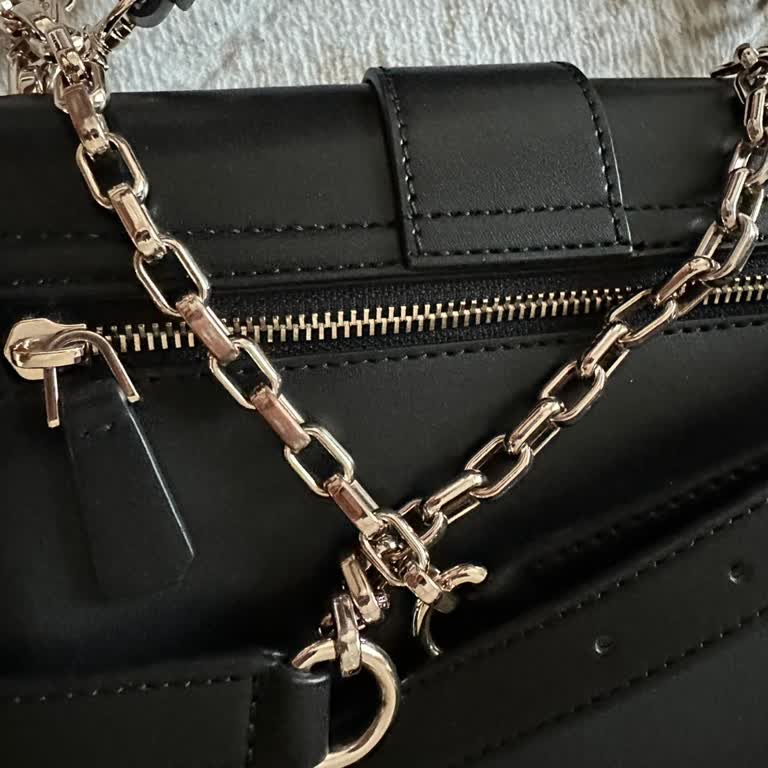 Guess Çantam İki Kullanımda Deforme Oldu Mağaza Çözüm Sunmuyor