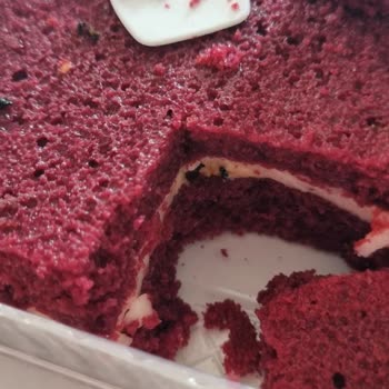 BİM'den Alınan Tatlıda Küflenmiş Ve Sağlığa Zararlı Parçalar Çıktı