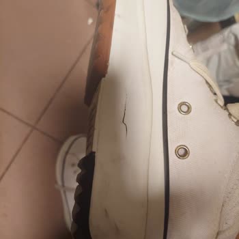 Converse Ayakkabı Tabanında Kısa Sürede Ciddi Yarılma Oluştu