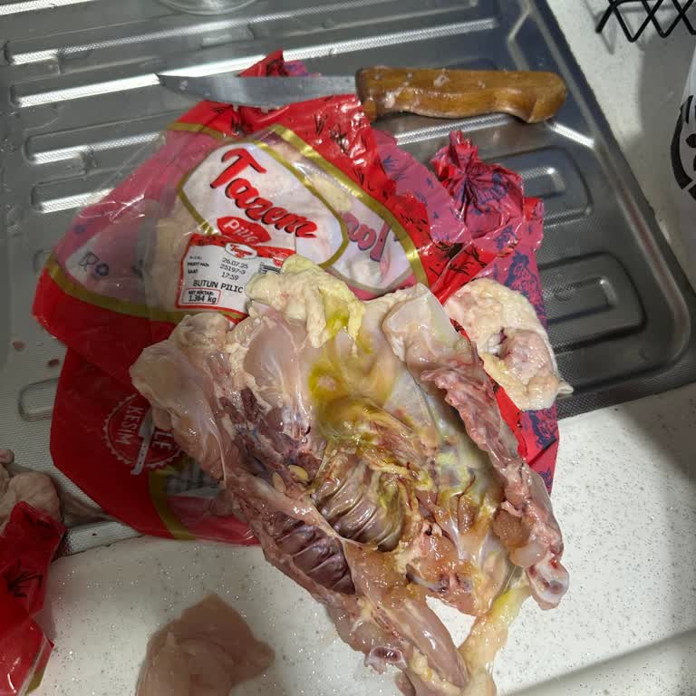 BİM'den Alınan Tavuk Bozuk Çıktı Mağazada Çözüm Sunulmadı