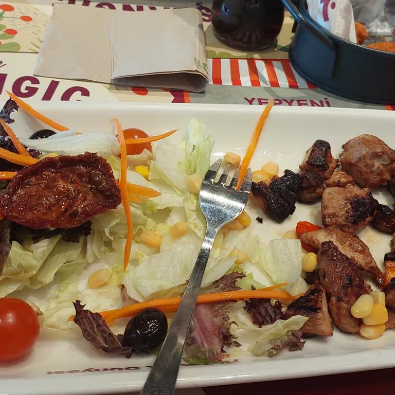 Yanık Tavuk Ve Çürük Salata İle Kötü Servis Deneyimi