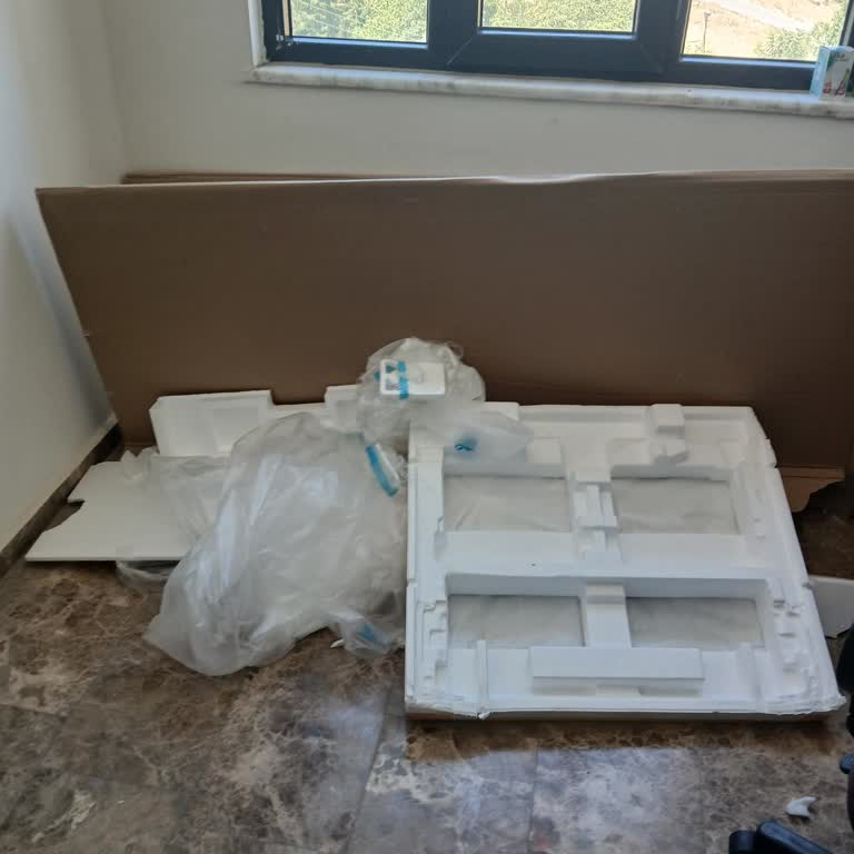 Samsung Buzdolabı Kurulumunda Servis İlgisizliği Ve Atıkların Apartmanda Bırakılması