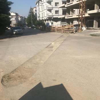 Kanalizasyon Çalışması Sonrası Onarılmayan Asfalt Nedeniyle Oluşan Tehlike