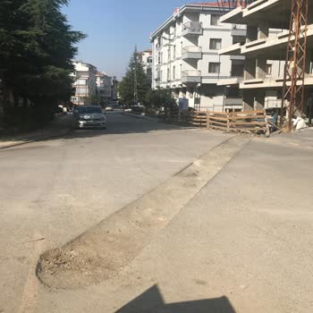 Kanalizasyon Çalışması Sonrası Onarılmayan Asfalt Nedeniyle Oluşan Tehlike