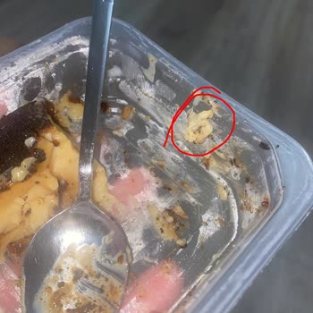 BİM Osmanoğlu Kazandibi Tatlısında Kağıt Benzeri Parçalar Çıktı