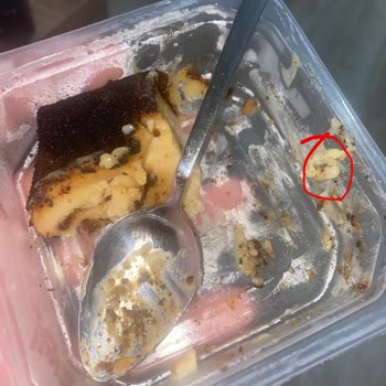 BİM Osmanoğlu Kazandibi Tatlısında Kağıt Benzeri Parçalar Çıktı