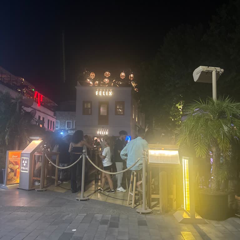 Alkol Tüketmediğimiz İçin Cafe'den Çıkarıldık