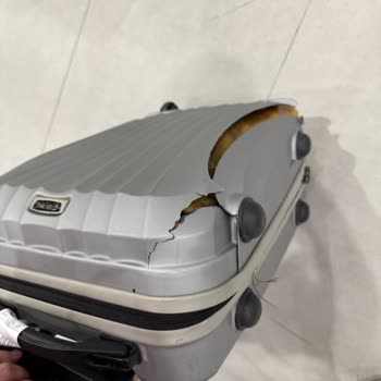 Uçuş Sonrası Parçalanan Valiz Ve İlgisiz Havalimanı Personeli