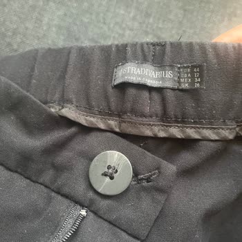 Pantalón Stradivarius, decoloración rápida y calidad insuficiente