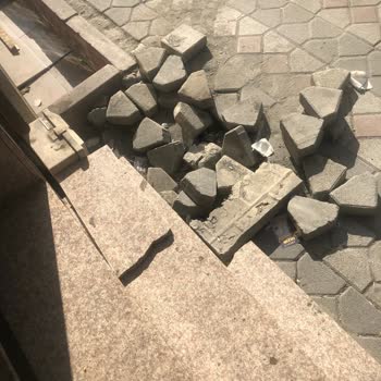 Belediye Çalışması Nedeniyle Kapı Önü Haftalardır Düzensiz Ve Tehlikeli