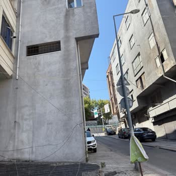 Yola Sarkmış İnternet Kabloları Mahallede Tehlike Oluşturuyor