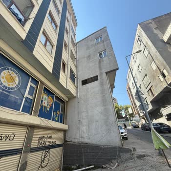 Yola Sarkmış İnternet Kabloları Mahallede Tehlike Oluşturuyor