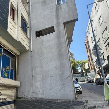 Yola Sarkmış İnternet Kabloları Mahallede Tehlike Oluşturuyor