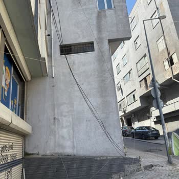 Yola Sarkmış İnternet Kabloları Mahallede Tehlike Oluşturuyor