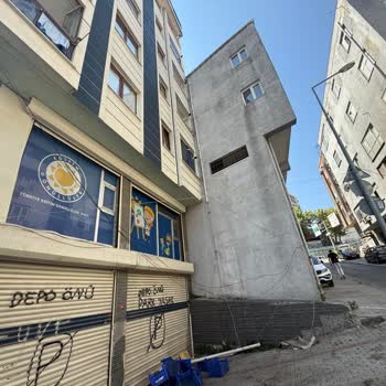 Yola Sarkmış İnternet Kabloları Mahallede Tehlike Oluşturuyor