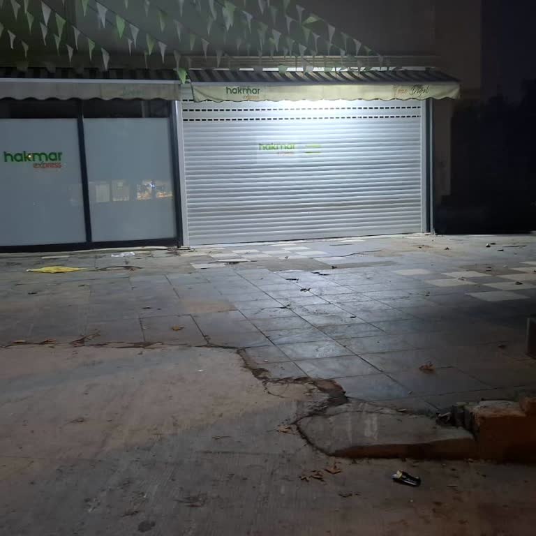 Eğimli Zemin Nedeniyle Market Arabasının Araca Çarpması Ve Maddi Zarar