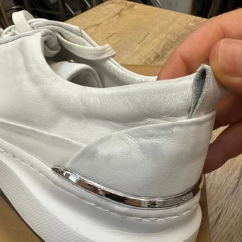 Elle Ayakkabıda İlk Giyişte Deformasyon Ve Mağaza İlgisizliği