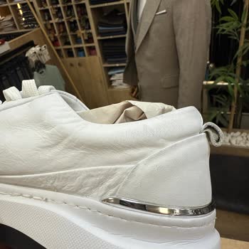 Elle Ayakkabıda İlk Giyişte Deformasyon Ve Mağaza İlgisizliği