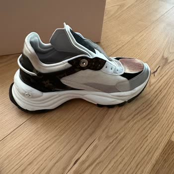 Louis Vuitton Ayakkabıda Renk Atması Ve Mağazalar Arası Çözüm Bulamama