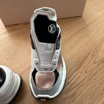 Louis Vuitton Ayakkabıda Renk Atması Ve Mağazalar Arası Çözüm Bulamama