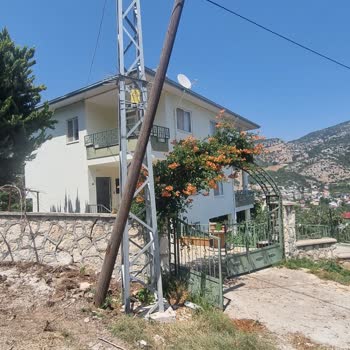 Kırık Telekom Direği Tehlike Saçıyor