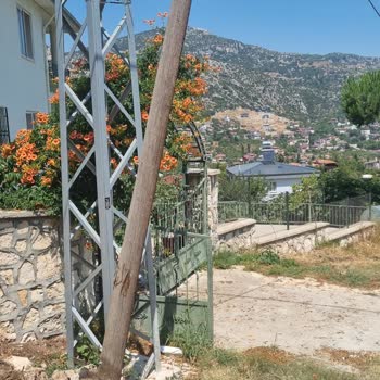 Kırık Telekom Direği Tehlike Saçıyor
