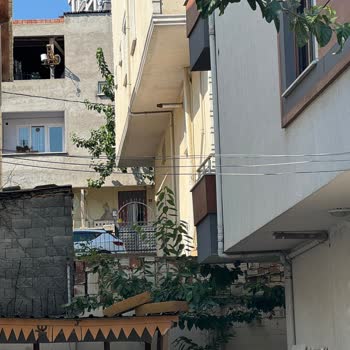 Düşük Yükseklikte Asılan Kablolar Mahallemizi Tehlikeye Atıyor!