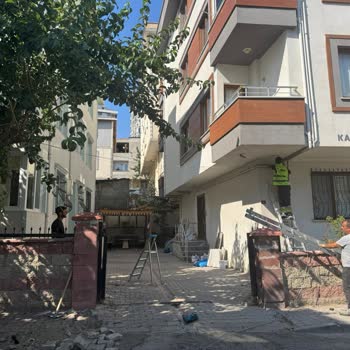 Düşük Yükseklikte Asılan Kablolar Mahallemizi Tehlikeye Atıyor!