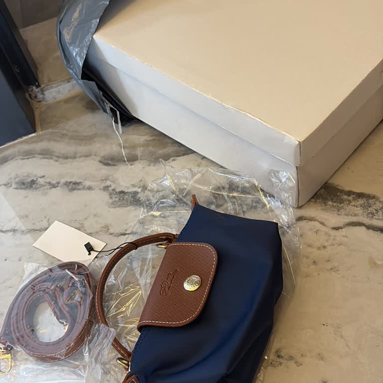 Satın Aldığım Çanta Farklı Geldi Ve Satıcı İlgilenmiyor