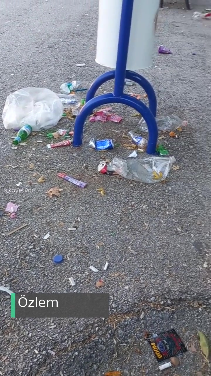 Afyonkarahisar Oruçoğlu İlkokulu Bahçesi Artık Çöplük Yuvası! videonun kapak resmi