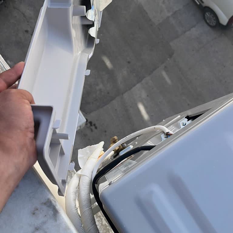 Yetkisiz Servis Hatası: Klima Dış Ünite Kapağı Düşüyor!