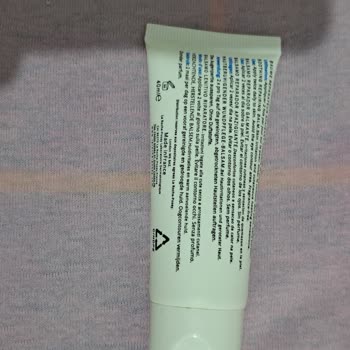 I Suspect My La Roche-Posay Cream Is Fake—It Burns My Eyes and Peels Off