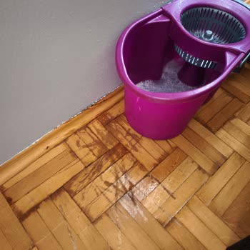 Yeni Alınan Klimadan Su Akması Ve Parkelerin Zarar Görmesi