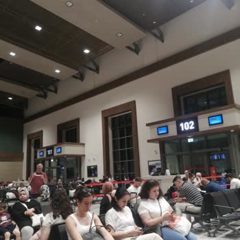 Uçuş Rötarı Ve Bilgilendirme Eksikliği Mağduriyet Yaşattı