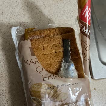 A101'den Alınan Ekmekten Paslı Maket Bıçağı Çıkması: Sağlık Güvenliği İhlali