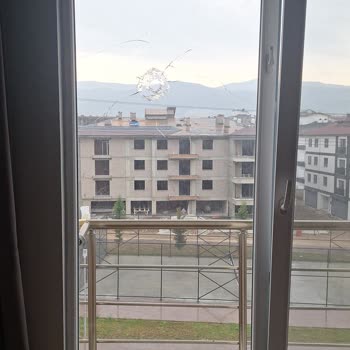 Kırık Cam İçin Bir Aydır Net Çözüm Alamadık Bilgi Karmaşası Mağdur Ediyor