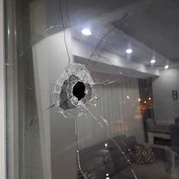 Kırık Cam İçin Bir Aydır Net Çözüm Alamadık Bilgi Karmaşası Mağdur Ediyor