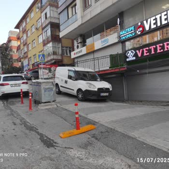Kaldırımı Kapatan Araçlar Yüzünden Güvenliğimiz Tehlikede
