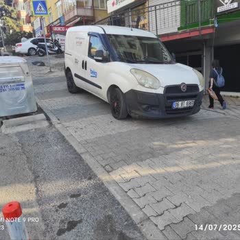 Kaldırımı Kapatan Araçlar Yüzünden Güvenliğimiz Tehlikede