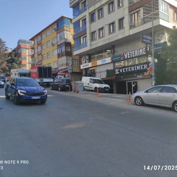 Kaldırımı Kapatan Araçlar Yüzünden Güvenliğimiz Tehlikede