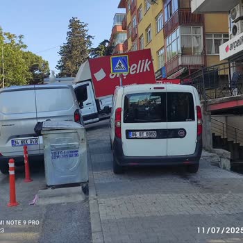 Kaldırımı Kapatan Araçlar Yüzünden Güvenliğimiz Tehlikede