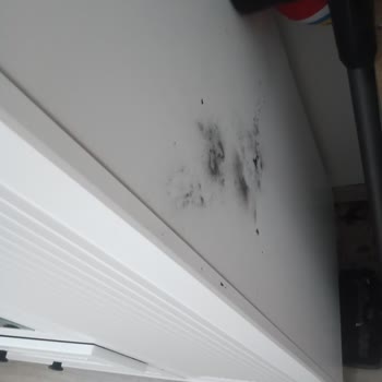 Fakir Dikey Süpürge Bataryası Patladı, Evde Yangın Çıktı