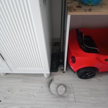 Fakir Dikey Süpürge Bataryası Patladı, Evde Yangın Çıktı