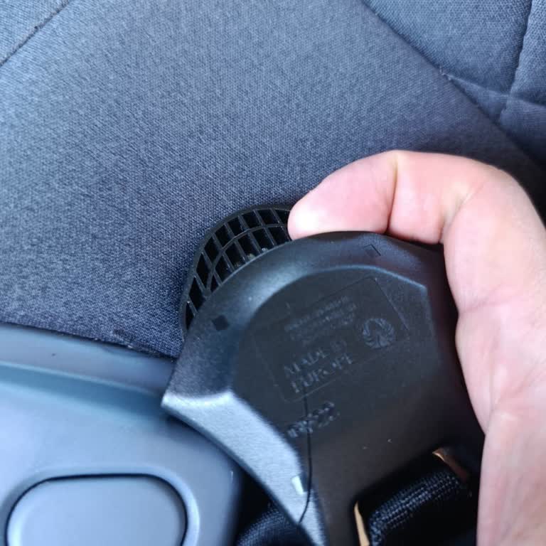 E Bebek'ten Aldığım Oto Koltuğu Kendi Kendine Kırıldı, Güvenlikten Çok Para Önemseniyor