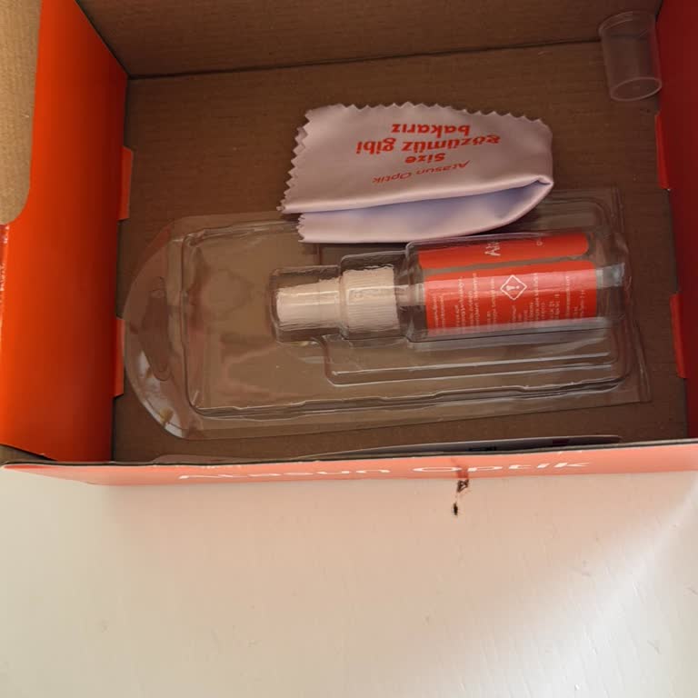 Saint Laurent Gözlükte Eksik Temizlik Bezi Ve Yetersiz Müşteri Hizmeti