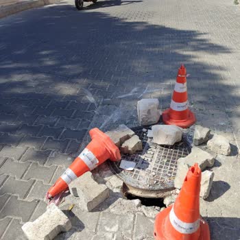 Türk Telekom Altyapı Kapağı Onarılmadığı İçin Garaj Girişi Engelleniyor Ve Güvenlik Riski Oluşuyor